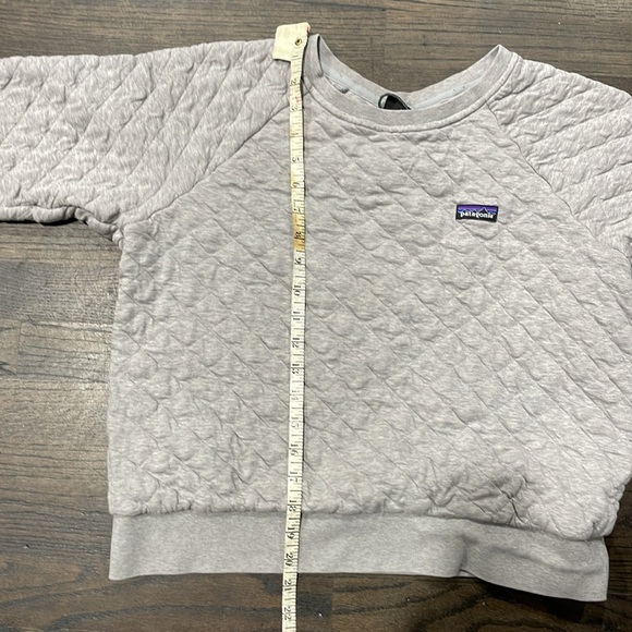 Grey quilted crew neck Patagonia sweat shirt in size large. - Picture 6 of 7